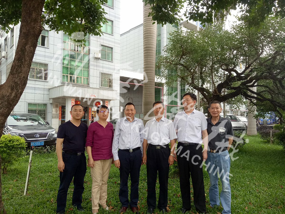 總裝備部劉思剛少將、新華社李建琦博士一行蒞臨新望公司考察指導(dǎo)
