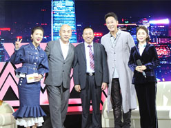新望董事長(zhǎng)羅永輝與著名歌星劉尊老師、汪正正老師、郭津彤老師、主持人雅琪在北京電視臺(tái)錄制節(jié)目現(xiàn)場(chǎng)親切合影